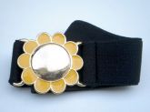 cinto preto de flor amarela