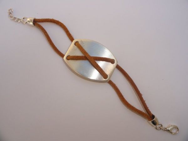 Pusera de couro com metal