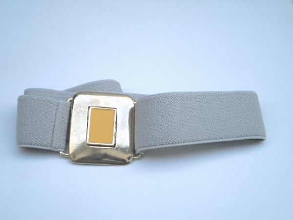 cinto cinza com fivela dourada e amarelo